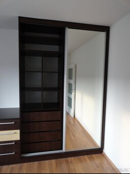 Šatní skříně, komody, postel - 2