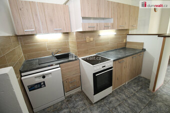 Pěkný prostorný byt 2+1 v přízemí cihlového domu se samostat - 2