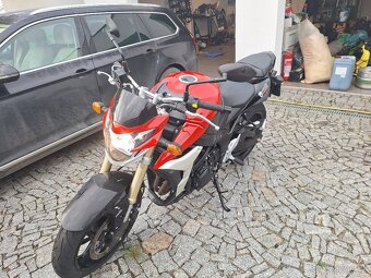 Suzuki GSR 750 - 2