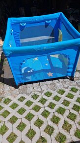 cestovní postýlka Chicco (zároveň ohrádka) - 2