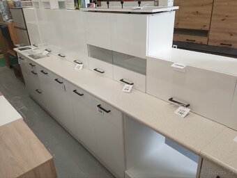 Kuchyně bílá lesk černé úchytky - 2