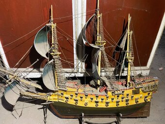 Starý dřevěný model lodi - 2