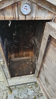 Domácí dřevěná udírna - 2