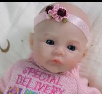 Realistická holčička z třepajícího siikonu - 2