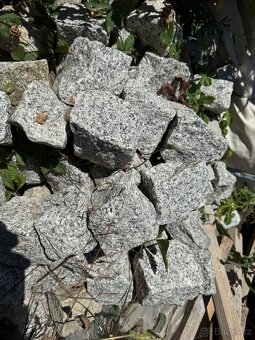 Šedé žulové štípané kostky - 2