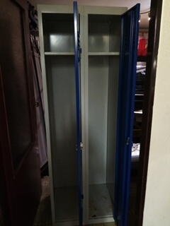 Plechová šatní skříňka - 2