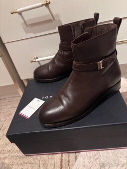 Dvoje dámské kožené boty Tommy Hilfiger vel. 38 - 2