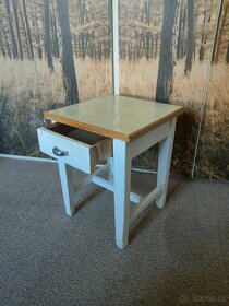 Dřevěné štokrle-stolička s šuplíkem. - 2