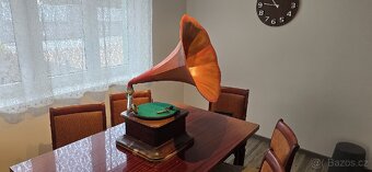 Gramofon s troubou starožitnost - 2