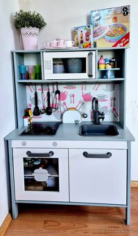 Vymazlená dětská kuchyňka IKEA včetně bohatého příslušenství - 2