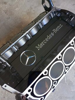 Konferenční stolek z bloku motoru V8 Mercedes Benz. - 2