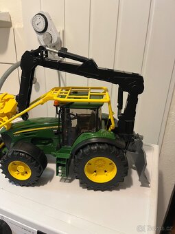 Lesní traktor JD - Bruder 3053 - 2