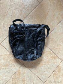 Černá kabelka - batůžek - 2