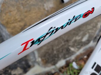 Italská raketa Bianchi Infinito CV - „Handmade in Italy” - 2