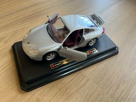 Bburago PORSCHE 911 Carrera 1997 stříbrný 1/24 - 2