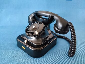 BAKELITOVY RETRO TELEFON značky TESLA. - 2