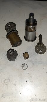 ŠKODA 450,Felicia původní zámky FAB se záklopkou - 2