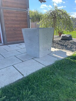 Zahradní betonový květináč - 2