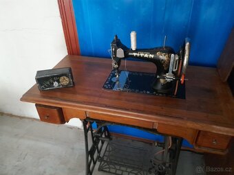Prodám starožitný šicí stroj Titan - 2