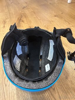 Juniorská lyžarská helma. - 2