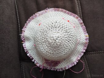 Dívčí klobouk a sluneční brýle - 2