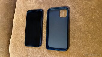 iPhone 11 64GB černý. Top stav - 2