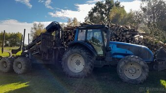Traktor Valtra T191 a vyvážecí vlek Kronos 140 - 2