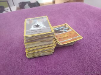 Pokémon karty první edice, pár karet je novějších - 2
