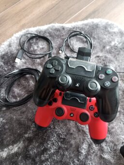 PS4 Slim 500Gb,2x Dualshock plus nabíjecí stanice - 2