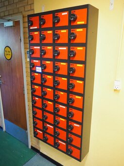 Prodej plechových šatních skříněk, dřevěných lavic a sejfů - 2