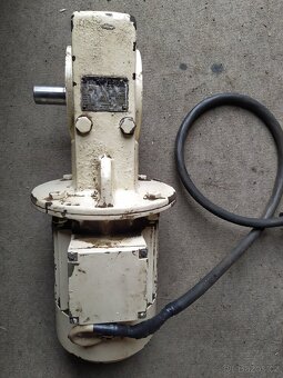 Elektromotor 0,55 kW se šnekovou převodovkou ZŤS,převod 1:20 - 2