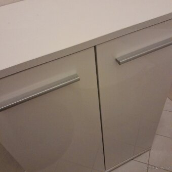 Bílá lesklá skříňka - 2