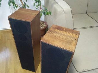 Krásné masivní dřevěnné sloupové reproduktory 320 W - 2