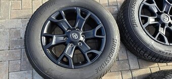 Zánovní originální sada ráfků a pneu na Toyota Hilux 2022 - 2