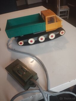 Staré hračky pásové vozidlo - 2