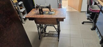 Starožitný šicí stroj - 2