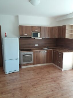 Pronájem zděného bytu 2+kk se zahrádkou v Hodoníně - 2