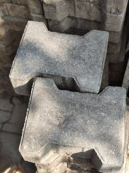 Betonová dlažba - zbytky. Levně. - 2