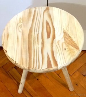 Květinový stolek na trojnožce., - 2