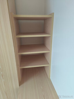 Dřevěná skřín s poličkou a stolem - 2