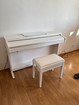 Piano, klavírní stolička, studiová sluchátka - 2