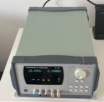 Programovatelný laboratorní zdroj Digital EP-305 - 2