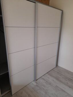 Skříň  odouvcí dveře. - 2