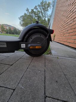 Elektrická koloběžka Xiaomi 4 PRO 2nd Gen černá - 2