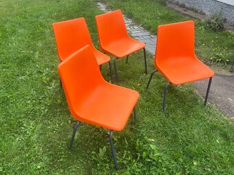 6 ks nových oranžových plastových židlí s kovovými nohami z - 2