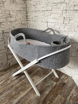 Ručně pletený Mojžíšův koš + dřevěná stolička - 2