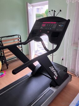 Profi běžecký pás LifeFitness - 2