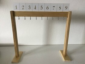 Montessori. Stojan na barevne koralkove schody. - 2