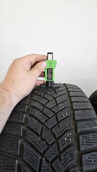 Zimní pneumatiky 235/45/18, Goodyear, DOT2722 - 2