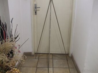 Starý stativ k fotoaparátu. - 2